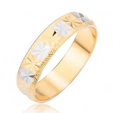 Goldsilberner Ring mit Diamantmuster und gestreiften Kanten