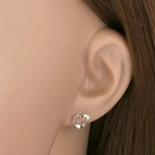 Gerillte ebenmäßige Herzumrisse, Ohrringe aus Silber 925