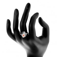 Silberfarbener Ring, geschliffener kornförmiger Zirkonia und klare Umrandung