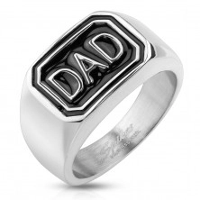 Ring aus 316L Stahl in silberner Farbe, schwarzes Rechteck, Aufschrift DAD