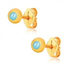 Ohrringe aus 9K Gelbgold - glänzende runde Fassung mit einem synthetischen Türkis