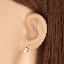 Ohrringe aus kombiniertem 375 Gold - Schmetterling mit geschnitzten Flügeln und Perle
