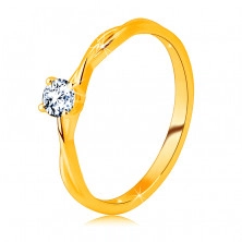 Verlobungsring aus 14K Gelbgold – geschliffener klarer Zirkon in dem Ring befestigt