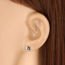 9K Weißgold Ohrringe – grüner Zirkon, runde breitere Fassung, glänzende und glatte Oberfläche