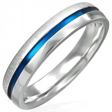 Stahlring mit einem blauen Ring - matte und glänzende Hälfte