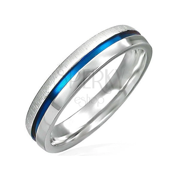 Stahlring mit einem blauen Ring - matte und glänzende Hälfte