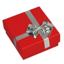 Geschenkverpackung für Ringe, rot mit einer Schleife in silberner Farbe