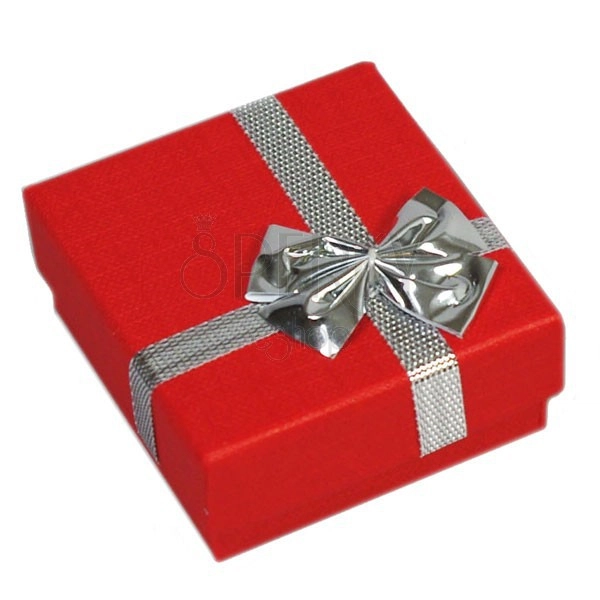 Geschenkverpackung für Ringe, rot mit einer Schleife in silberner Farbe