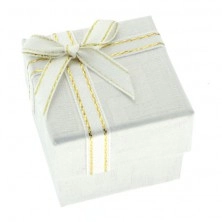 Weiße Geschenkverpackung mit griechischem Muster und Band