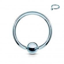 Titan Piercing - ein Kreis und eine glänzende Kugel in der Mitte